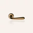 Kép 6/6 - Linea Cali Garda súrolt bronz körrozettás kilincsgarnitúra 670 RB 101 OG