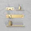 Kép 5/6 - Buster+Punch Cross szatén sárgaréz bútorgomb pár PLATE UK-KP-BR-A