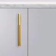 Kép 2/4 - Buster+Punch Linear szatén sárgaréz L-bar bútorfogantyú ULB-053958