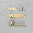 Kép 3/5 - Buster+Punch Linear szatén sárgaréz bútorgomb pár PLATE GFK-05321