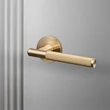 Kép 2/7 - Buster+Punch Linear szatén sárgaréz körrozettás kilincsgarnitúra BB alsó rozettával RLH-051033 UK-ESC-35-BR-A