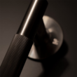 Kép 5/6 - Buster+Punch Linear szatén fekete (PVD) körrozettás kilincsgarnitúra RLH-481032