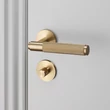 Kép 3/5 - Buster+Punch Cross szatén sárgaréz WC kör alakú alsórozetta UK-TT-38-BR-A
