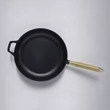 Kép 2/10 - Buster+Punch PAN / ⌀ 28CM / STAUB Cross fekete - sárgaréz serpenyő UKA-064238