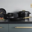 Kép 3/10 - Buster+Punch PAN / ⌀ 28CM / STAUB Cross fekete - sárgaréz serpenyő UKA-064238