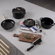 Kép 5/10 - Buster+Punch PAN / ⌀ 28CM / STAUB Cross fekete - sárgaréz serpenyő UKA-064238