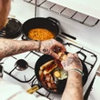 Kép 9/10 - Buster+Punch PAN / ⌀ 28CM / STAUB Cross fekete - sárgaréz serpenyő UKA-064238