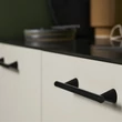 Kép 2/5 - Furnipart Delta matt fekete bútorfogantyú 160 mm 554820160-99