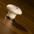 Kép 3/3 - Giusti mintás fehér porcelán + antik patina bútorfogantyú gomb FG.P04010504