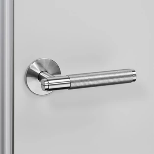 Buster+Punch Cross rozsdamentes acél körrozettás kilincsgarnitúra