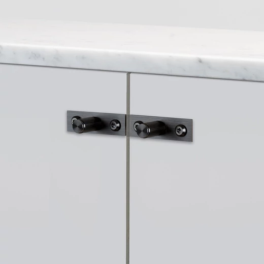 Buster+Punch Linear fegyverszürke bútorgomb PLATE