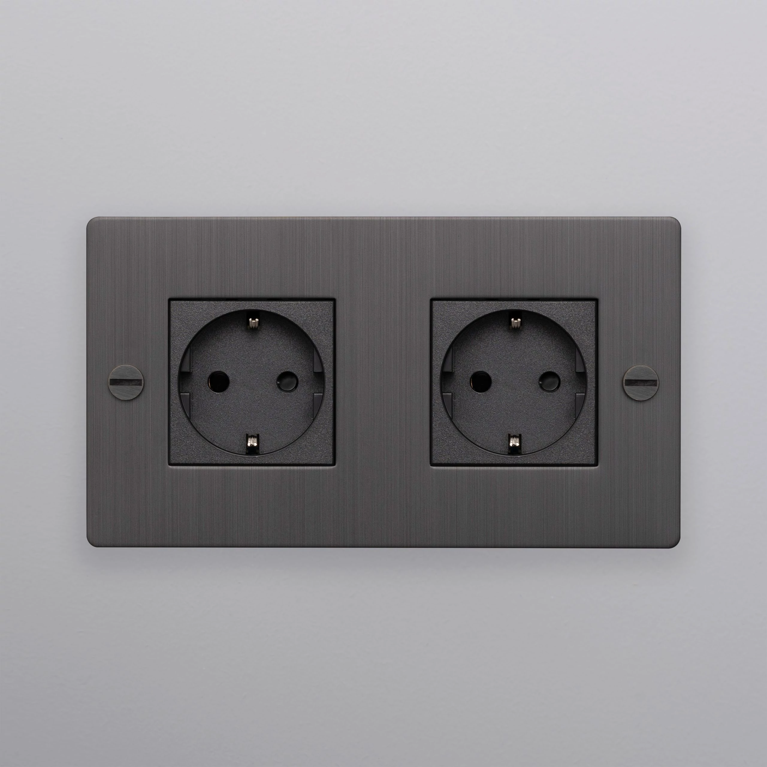 Buster+Punch 2G dugalj, füstös bronz / Schuko Type F / CSC-091988