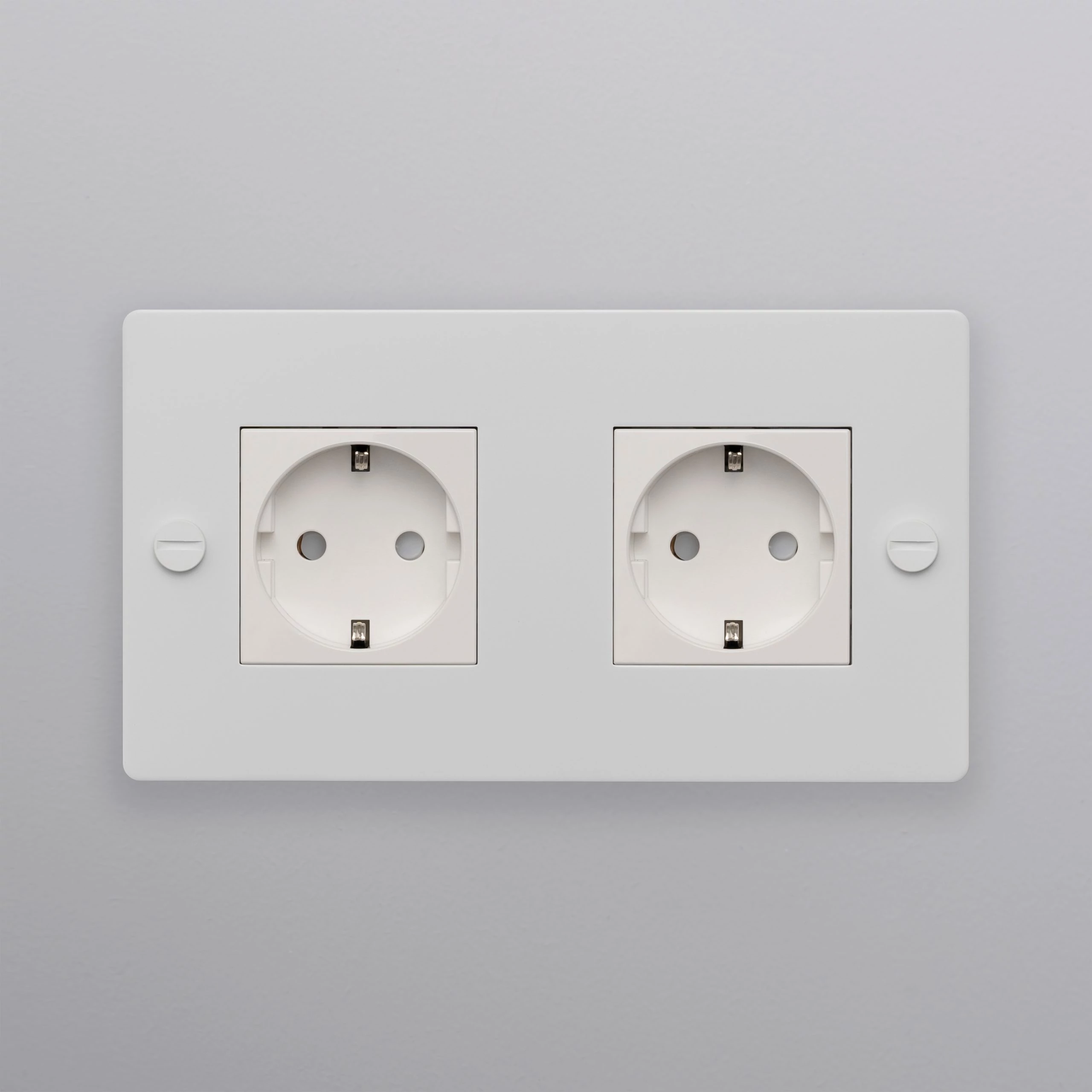 Buster+Punch 2G dugalj, fehér / Schuko Type F / CSK-143448