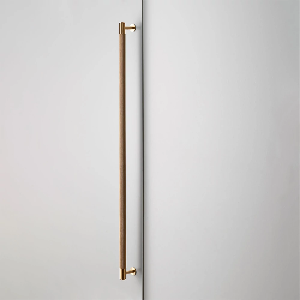 Buster+Punch Cross CLOSET BAR szatén sárgaréz 760 mm bútorfogantyú UK-CB-760-BR-A