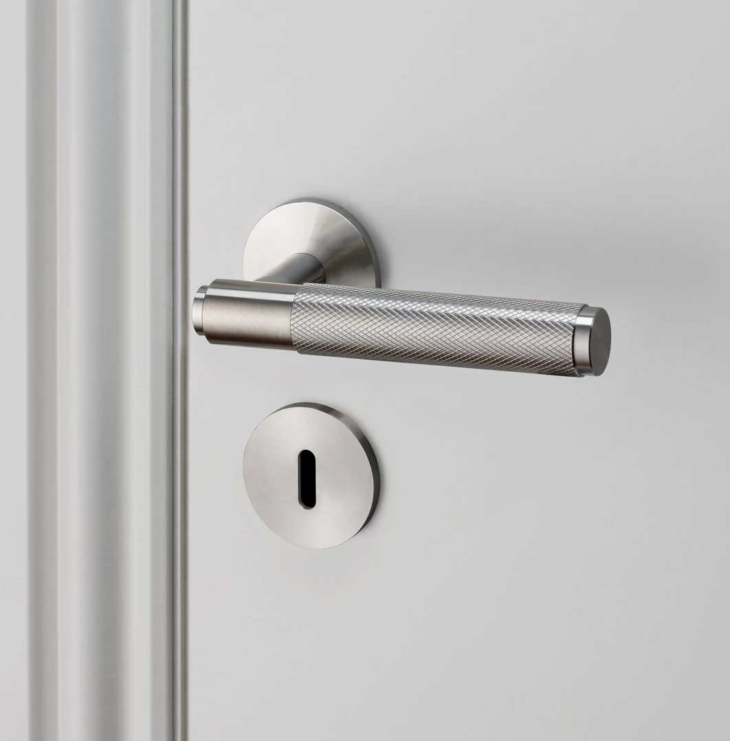 Buster+Punch Cross szatén rozsdamentes acél körrozettás kilincsgarnitúra BB alsó rozettával UK-LH-S-38-ST-A, UK-ESC-35-ST-A