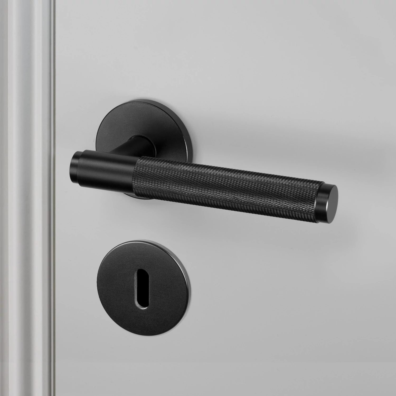 Buster+Punch Cross fekete körrozettás kilincsgarnitúra BB alsó rozettával UK-LH-S-38-BL-A, UK-ESC-35-BL-A