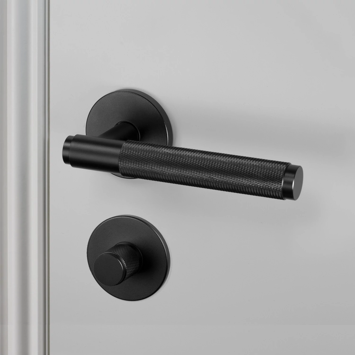 Buster+Punch Cross fekete körrozettás kilincsgarnitúra WC alsó rozettával UK-LH-S-38-BL-A, UK-TT-38-BL-A