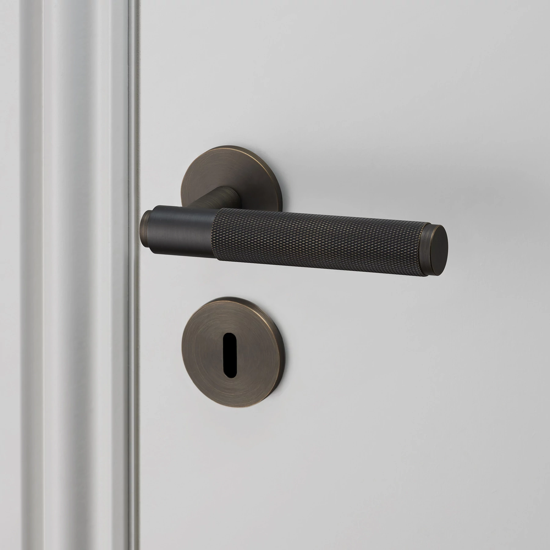 Buster+Punch Cross füstös bronz körrozettás kilincsgarnitúra BB alsó rozettával UK-LH-S-38-SM-A, UK-ESC-35-SM-A