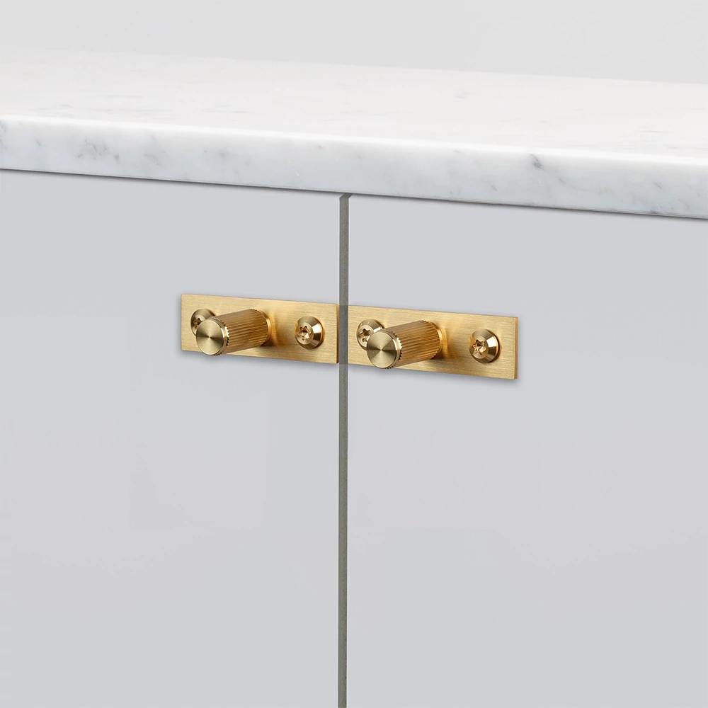 Buster+Punch Linear szatén sárgaréz bútorgomb pár PLATE GFK-05321