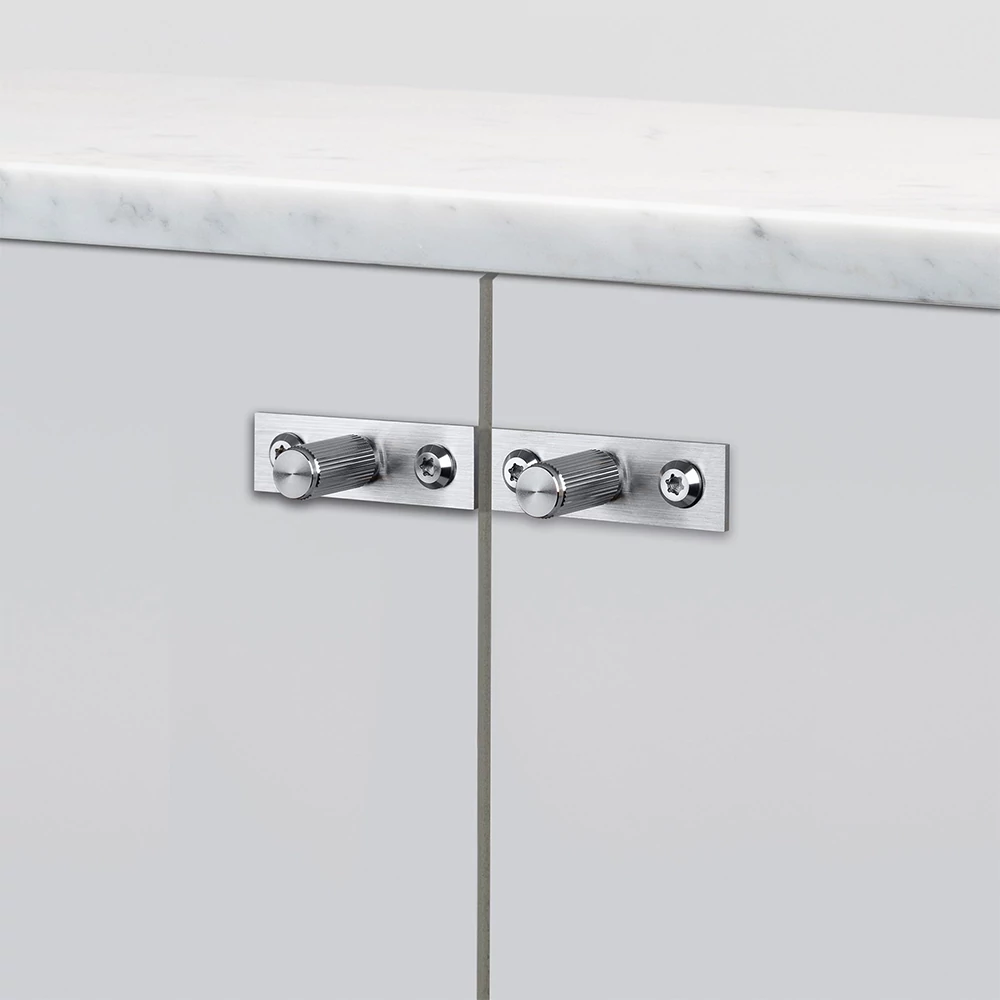 Buster+Punch Linear szatén rozsdamentes acél bútorgomb pár PLATE GFK-07320