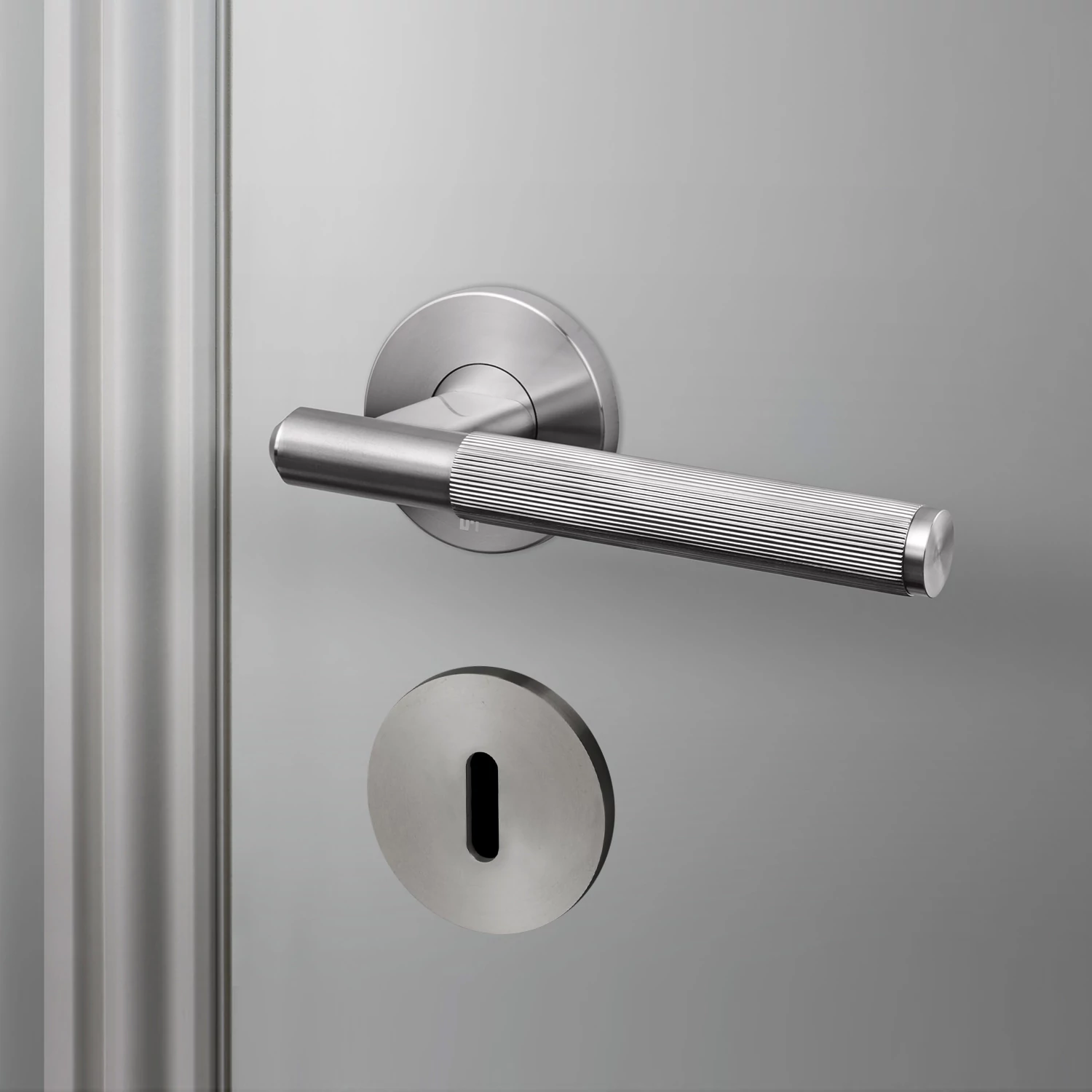 Buster+Punch Linear szatén rozsdamentes acél körrozettás kilincsgarnitúra BB alsó rozettával RLH-071034 UK-ESC-35-ST-A