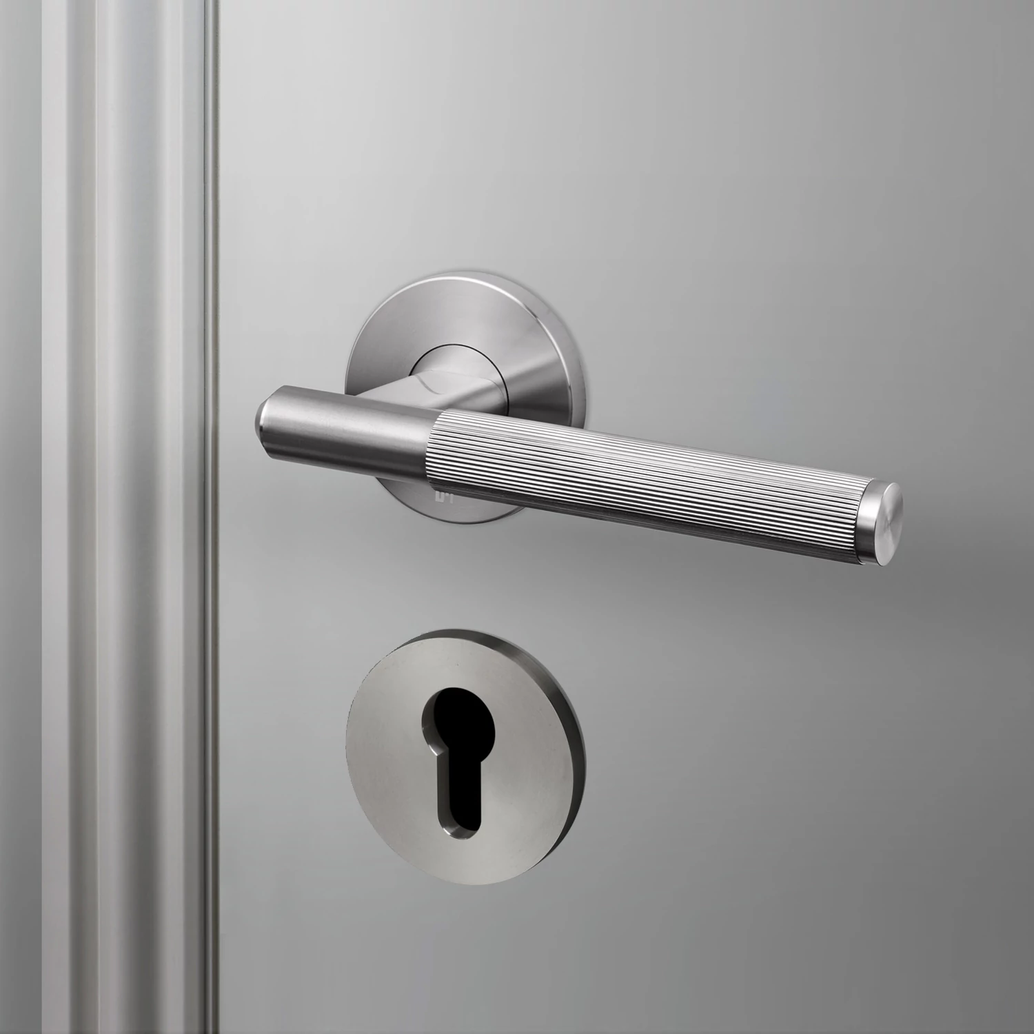 Buster+Punch Linear szatén rozsdamentes acél körrozettás kilincsgarnitúra PZ alsó rozettával RLH-071034 UK-CYL-35-ST-A