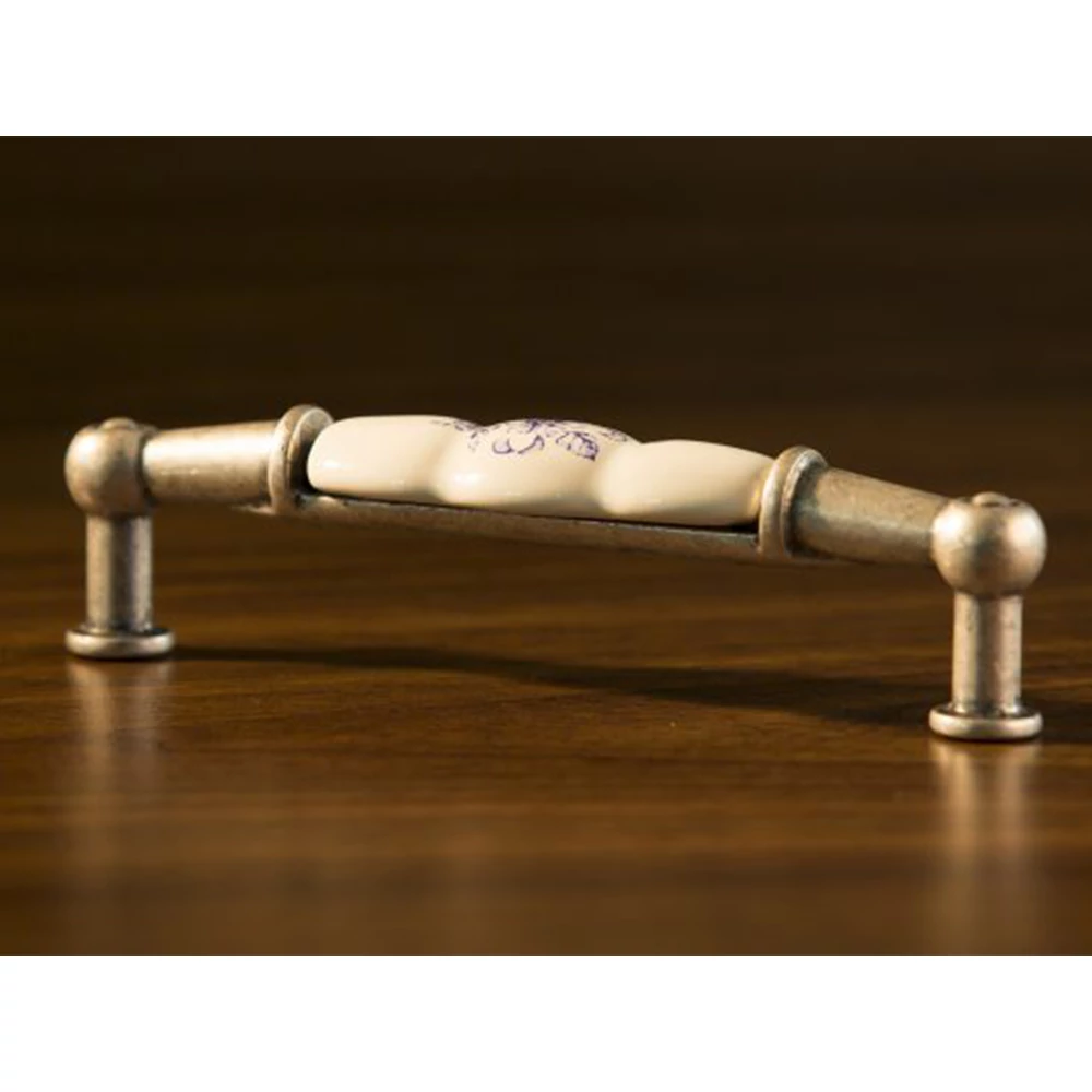 Giusti mintás fehér porcelán - ezüst bútorfogantyú FG.M03010515G
